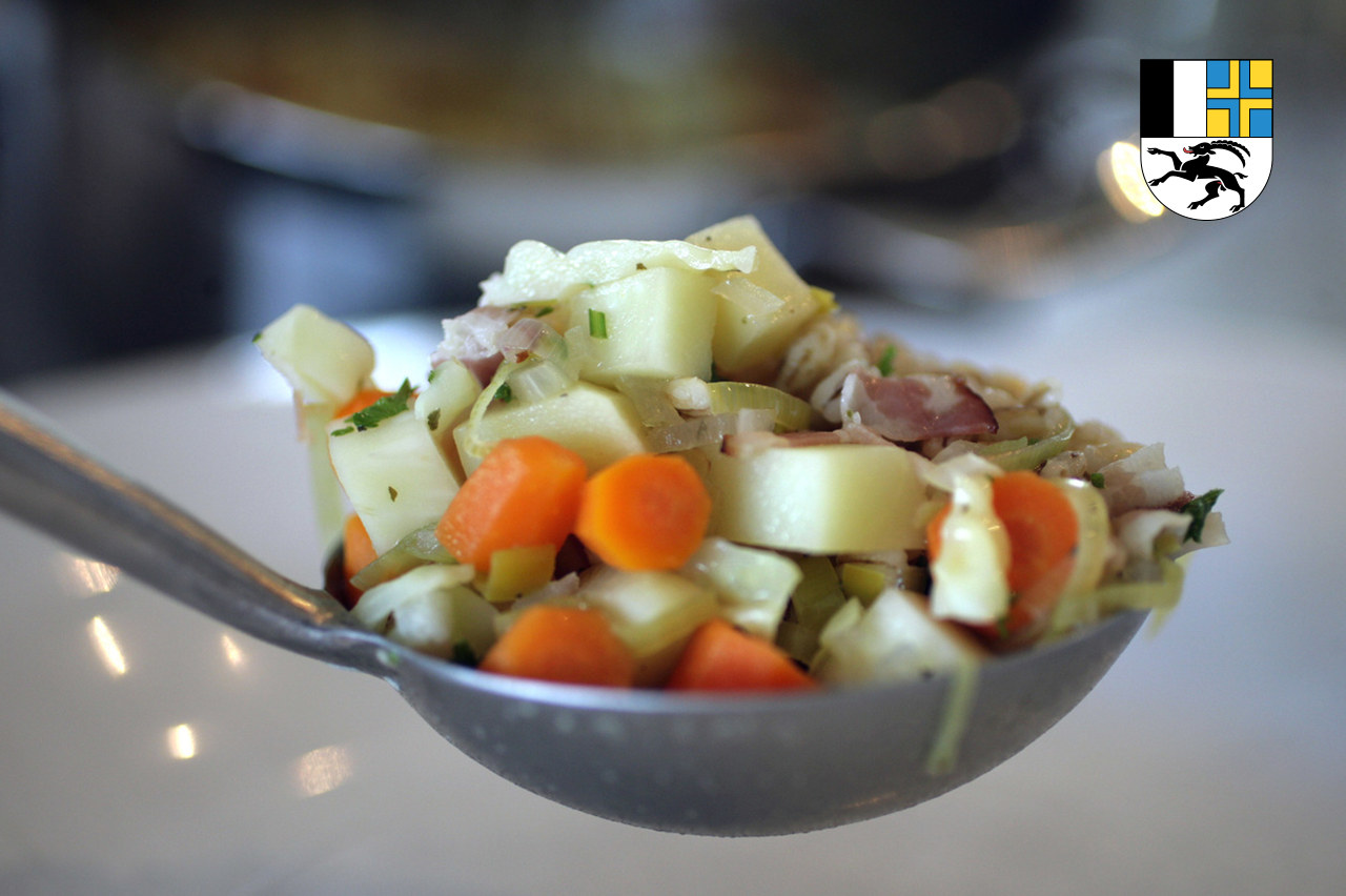 Une cuillère de soupe d orge des Grisons