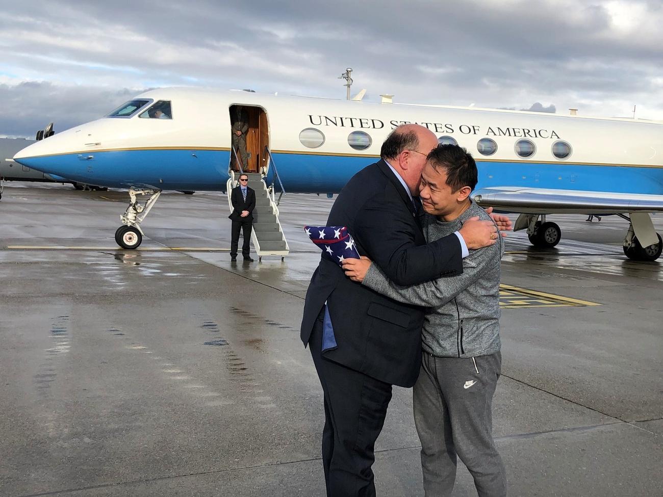 美国驻瑞士大使爱德华·麦克马伦在苏黎世机场迎接刚刚被伊朗释放的美籍华人王夕越