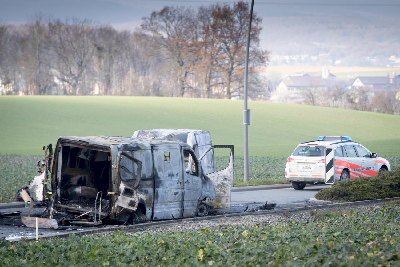 furgone bruciato con macchina della polizia
