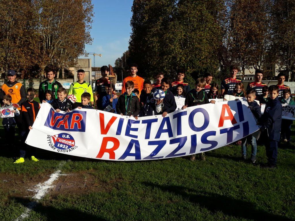 striscione con scritta vietato ai razzisti