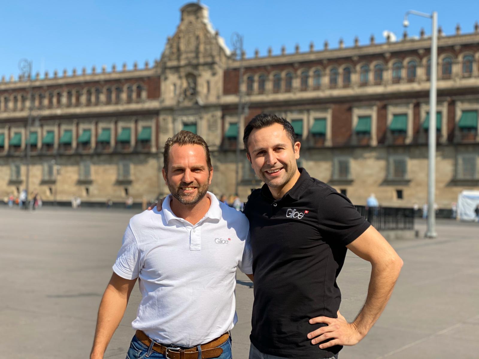 Dos hombres. Al fondo, el Palacio Nacional de la Ciudad de México