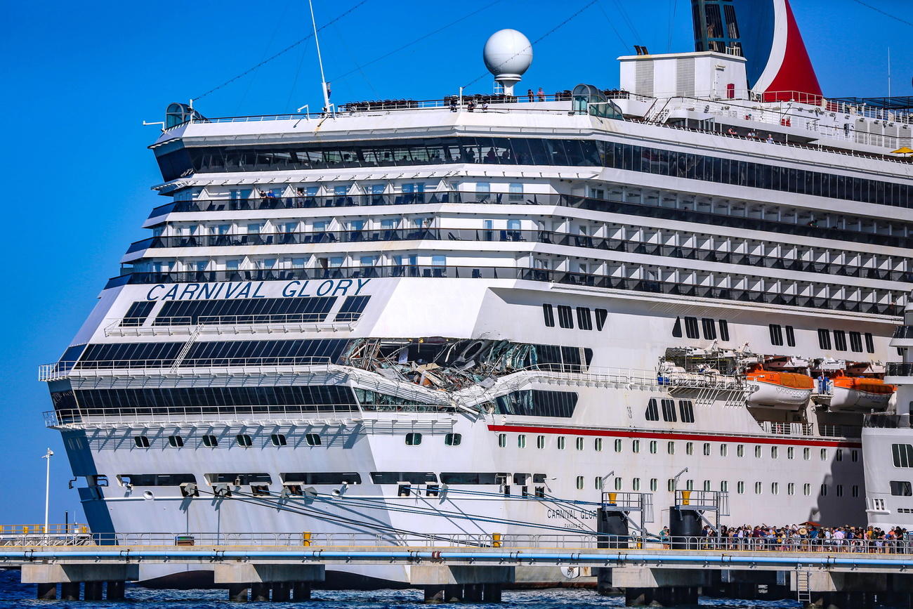La poppa danneggiata della Carnival Glory nell impatto con la Carnival Legend