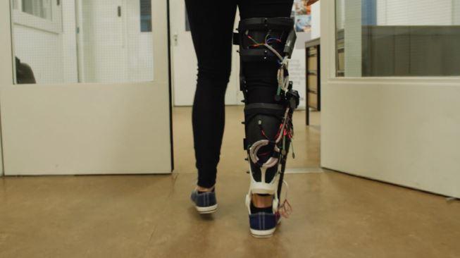 Un esoscheletro messo su tutta una gamba che permette alla persona di camminare