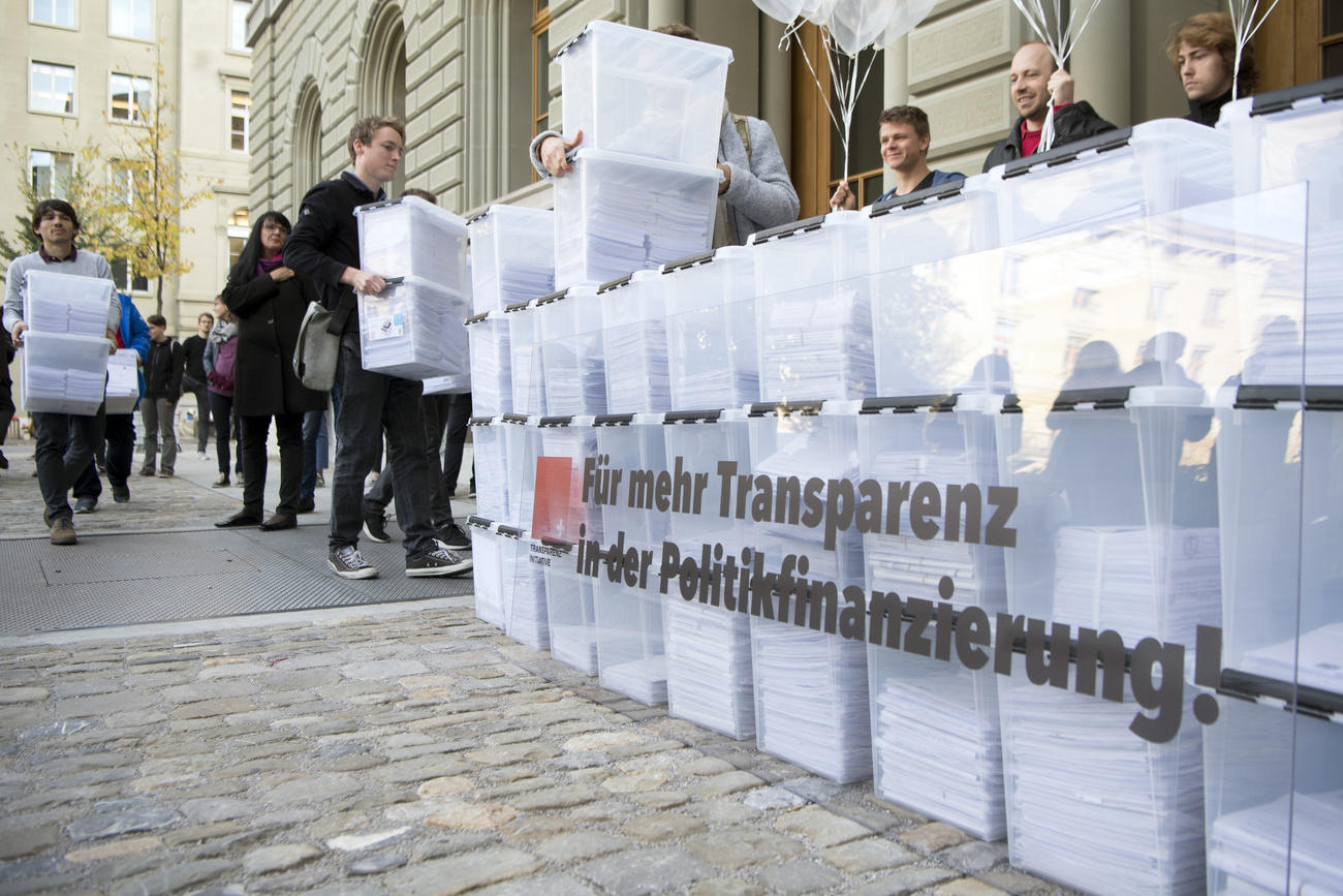 Des tas de papier devant le Palais fédéral