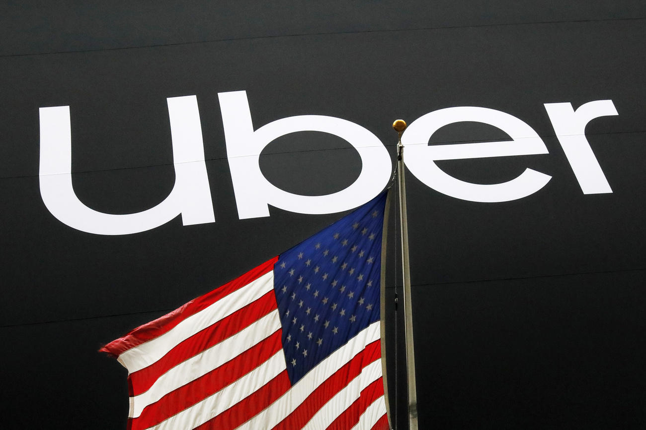 Il logo di Uber con in basso la bandiera americana