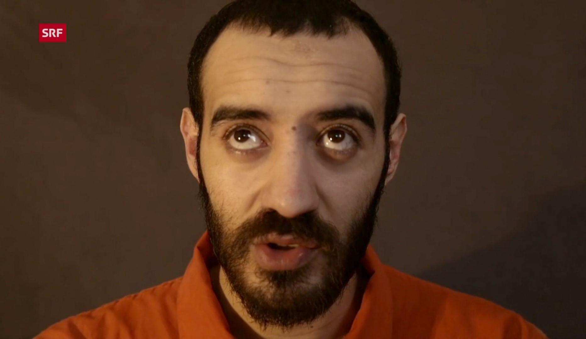 Un homme face caméra