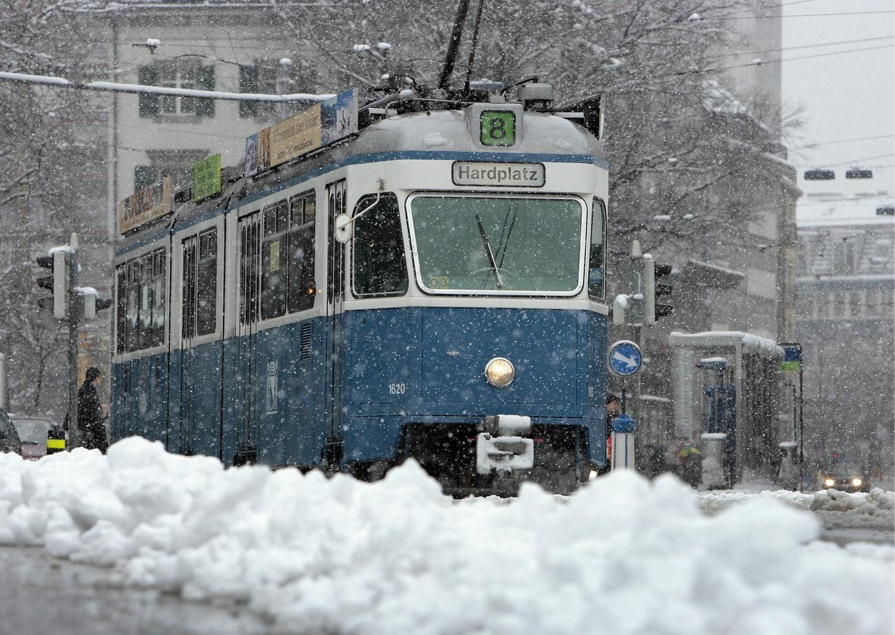 一辆电车在苏黎世的积雪中挣扎