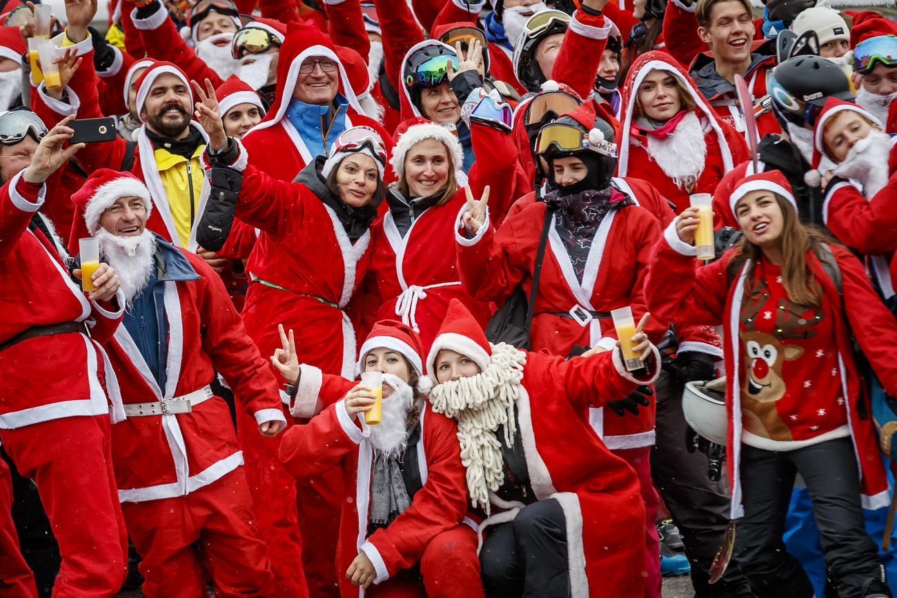 Personas con disfraz de Santa Claus