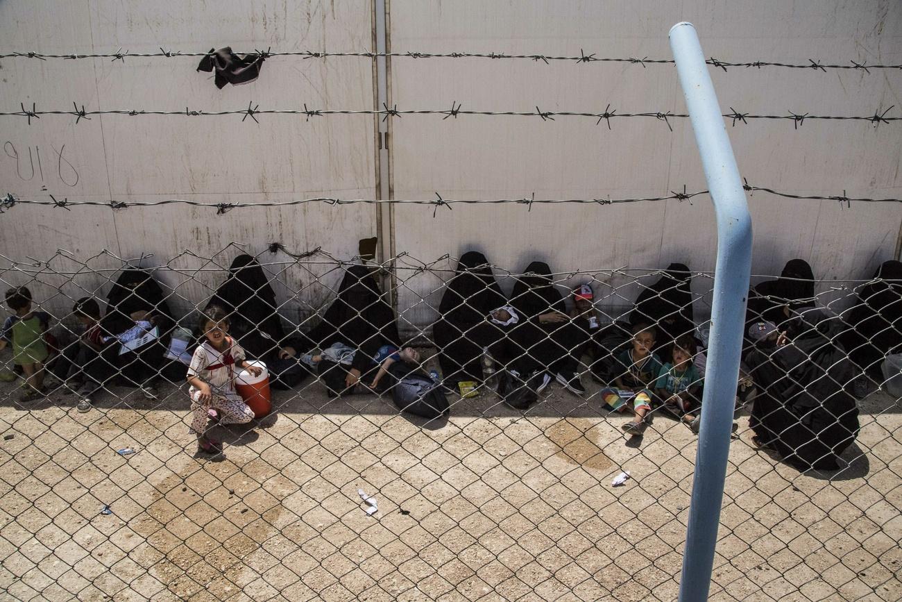 Mujeres y niños en una terreno cercado