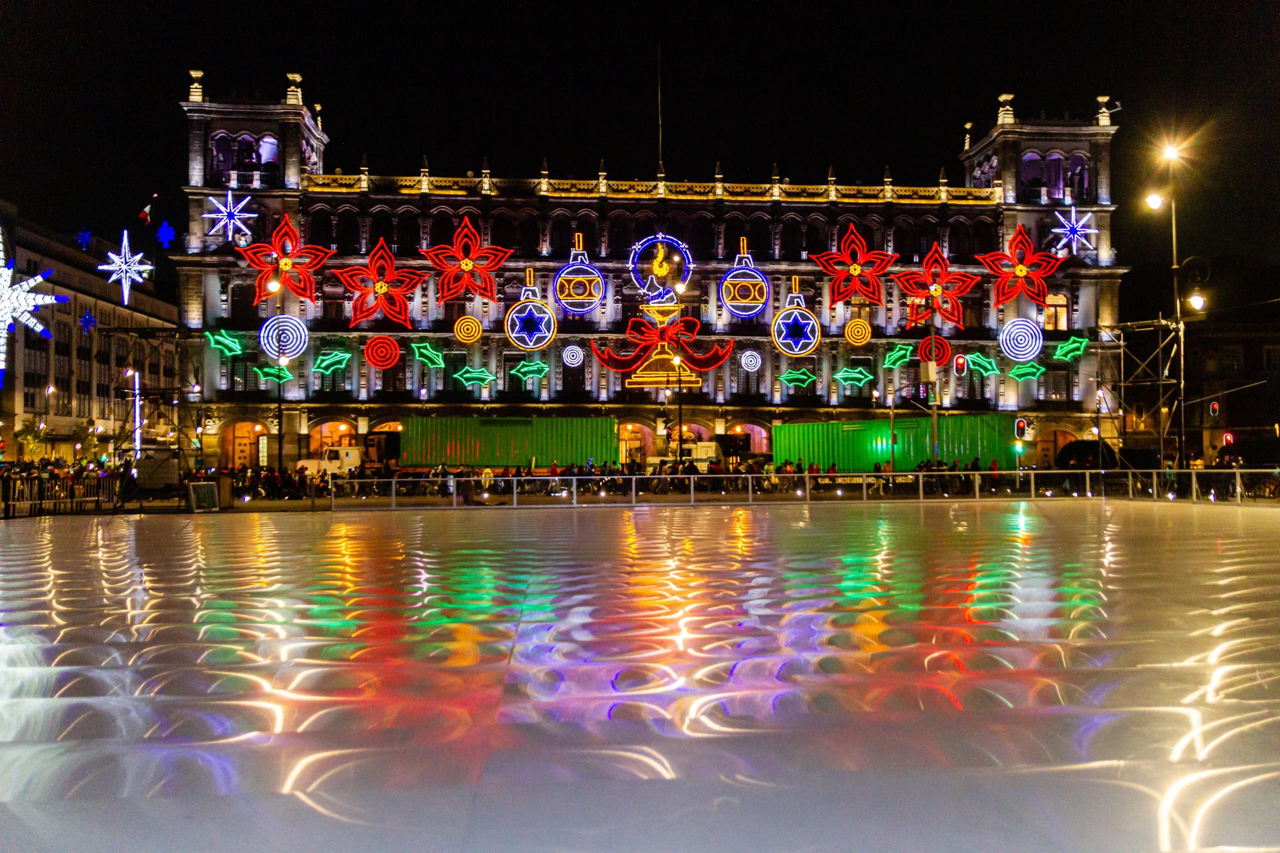 Espléndida imagen del zócalo de la Ciudad de México con la pista de hielo. Parece un lago.