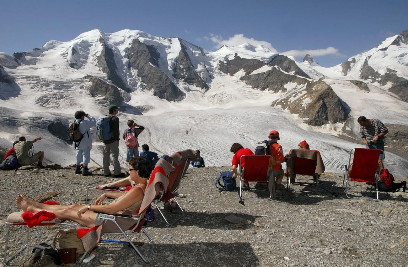 Sonnenhungrige und Bergwanderer geniessen