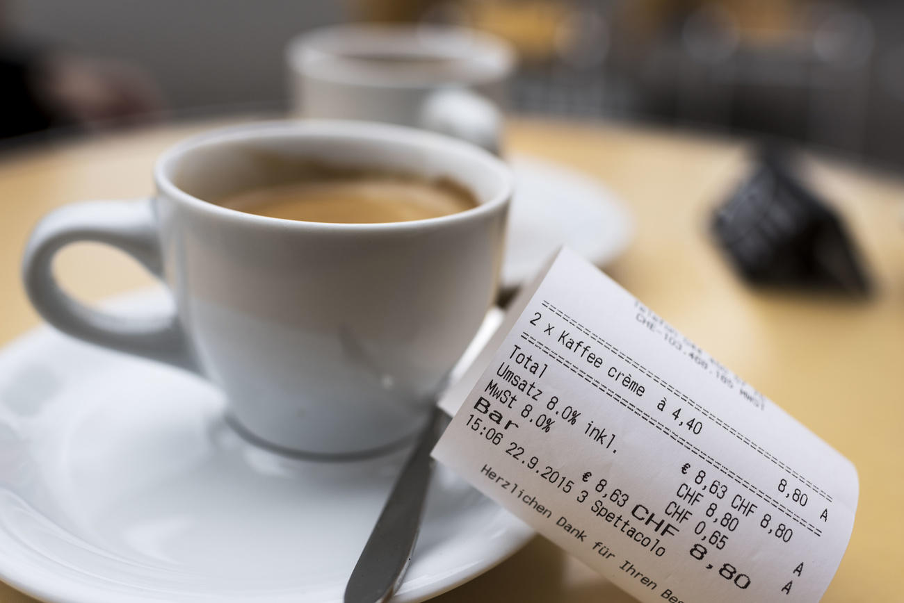 tazza di caffê con scontrino
