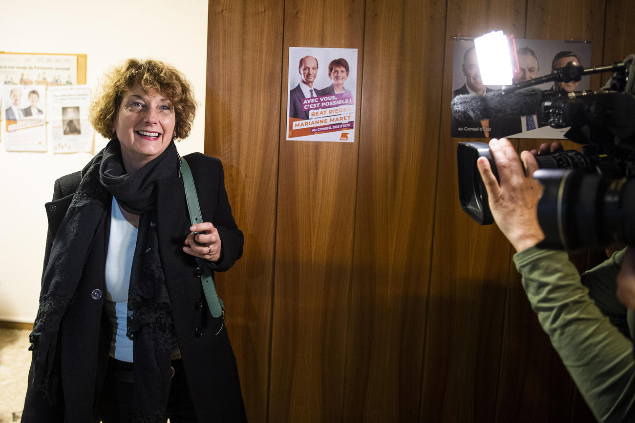 Eine Frau blickt in eine Filmkamera.