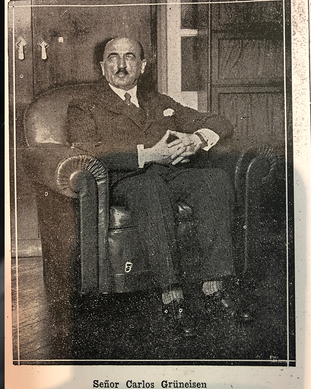 صورة قديمة لرجل جالس على أريكة فاخرة