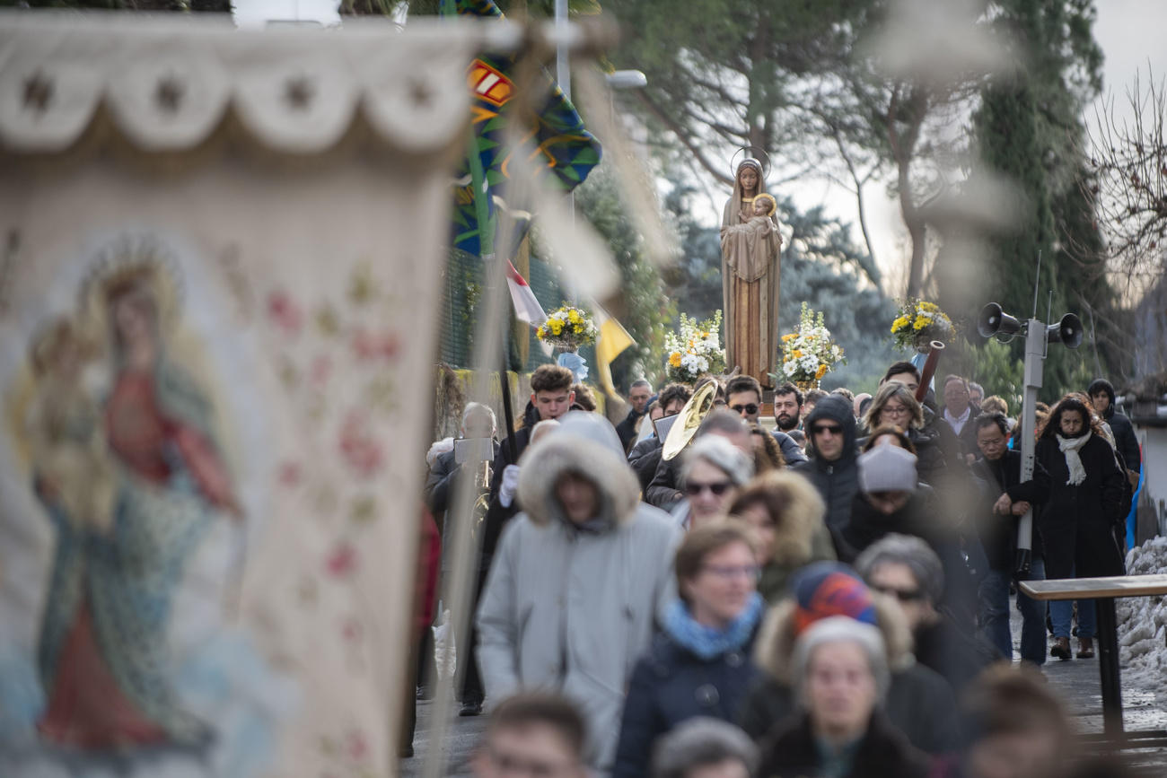 Une file de gens qui marchent