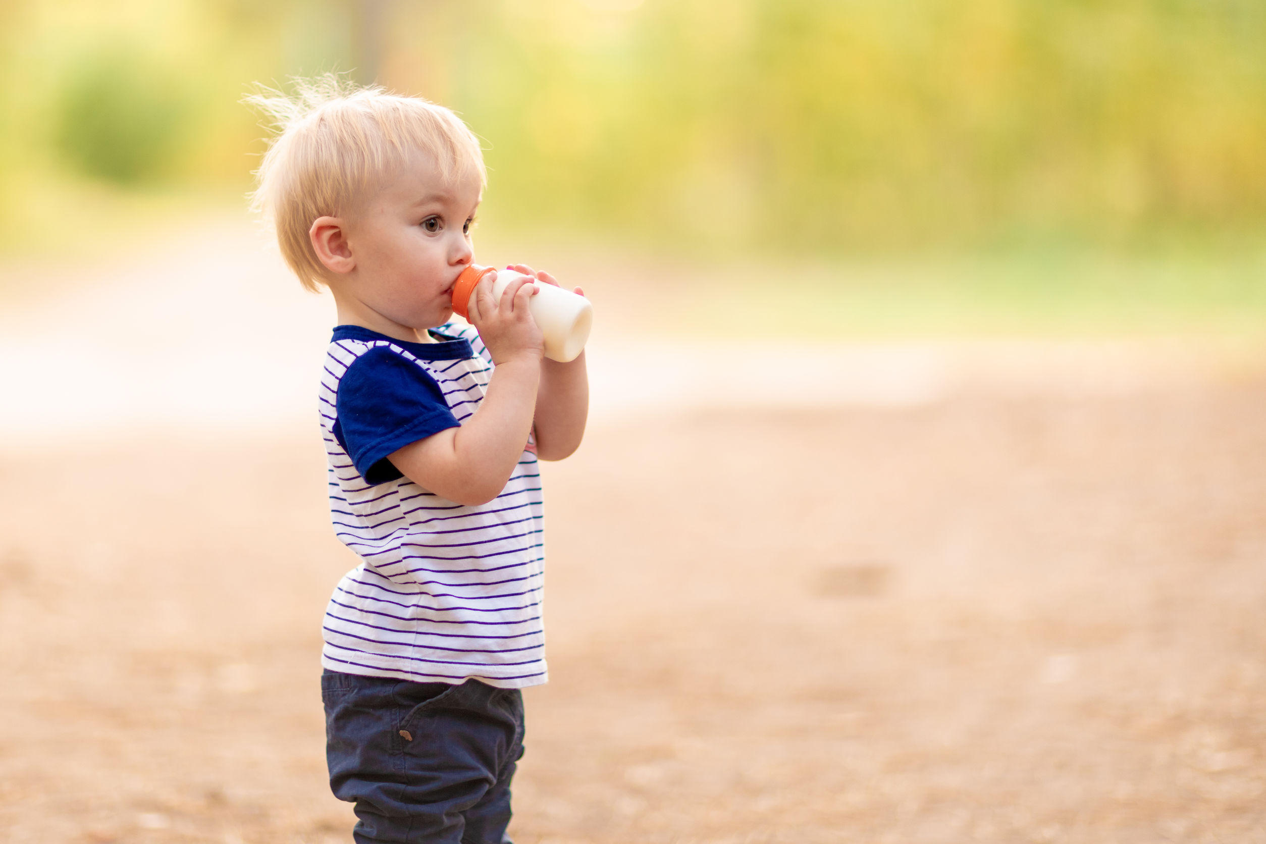 niño con biberón