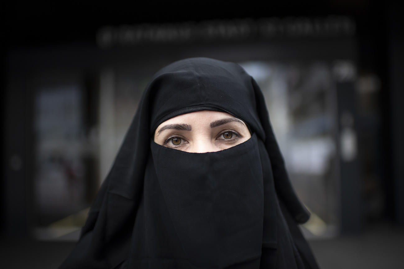 Une femme en niqab