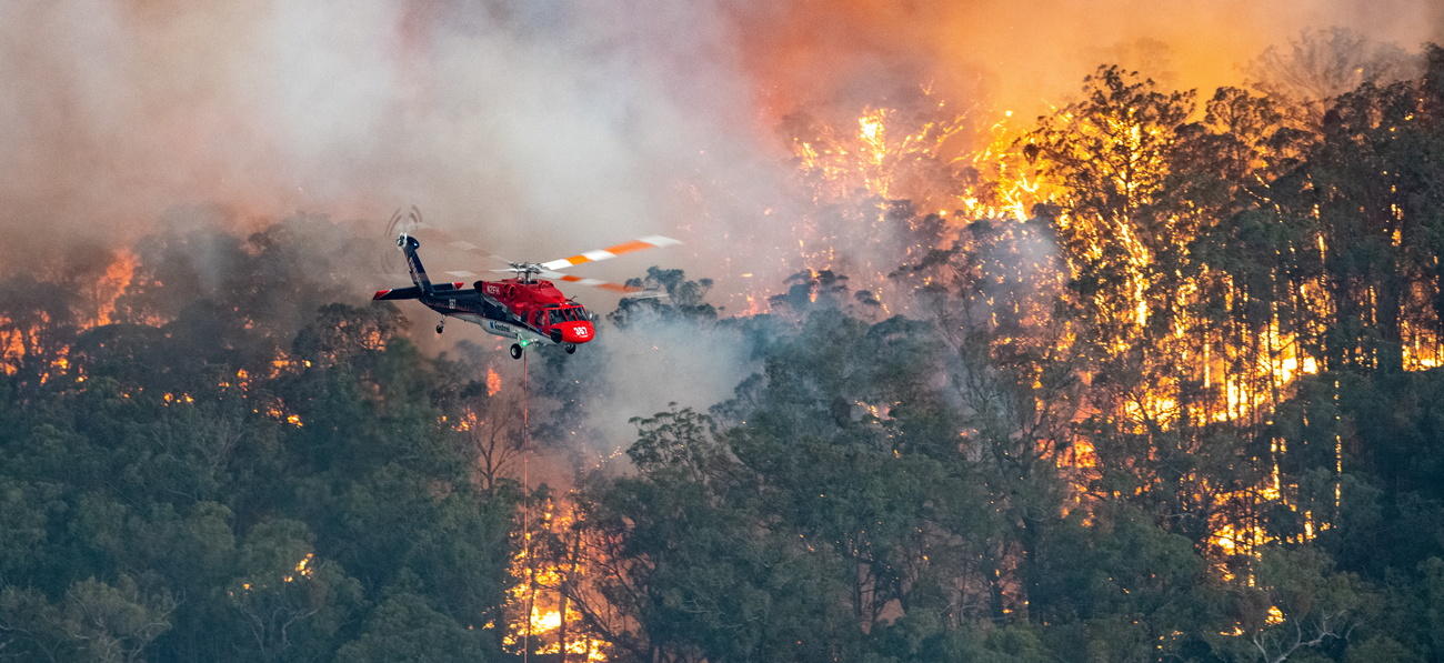 Un elicottero dei pompieri impegnato nelle operazioni di spegnimento degli incendi in Australia.