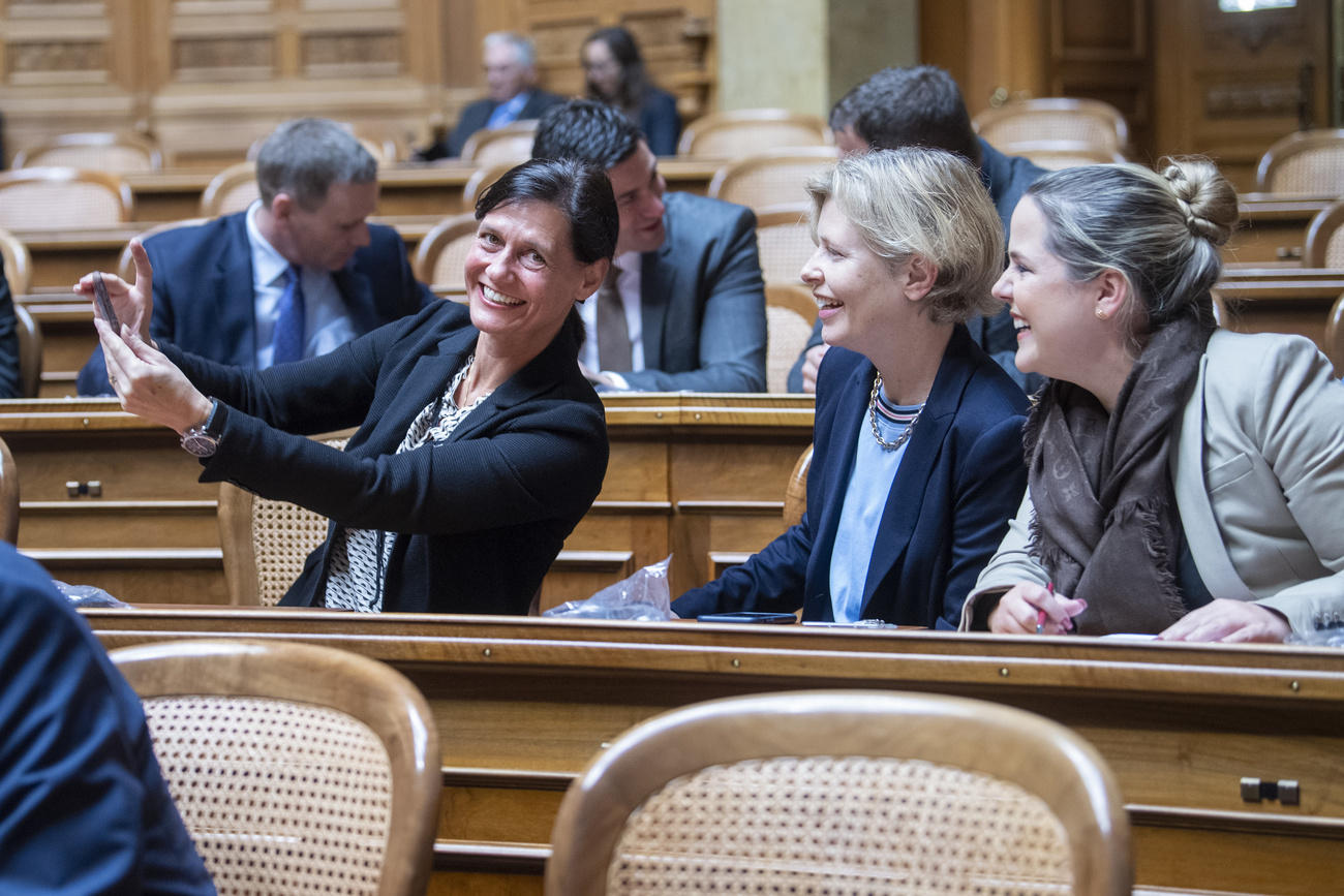 Frauen auf Bänken