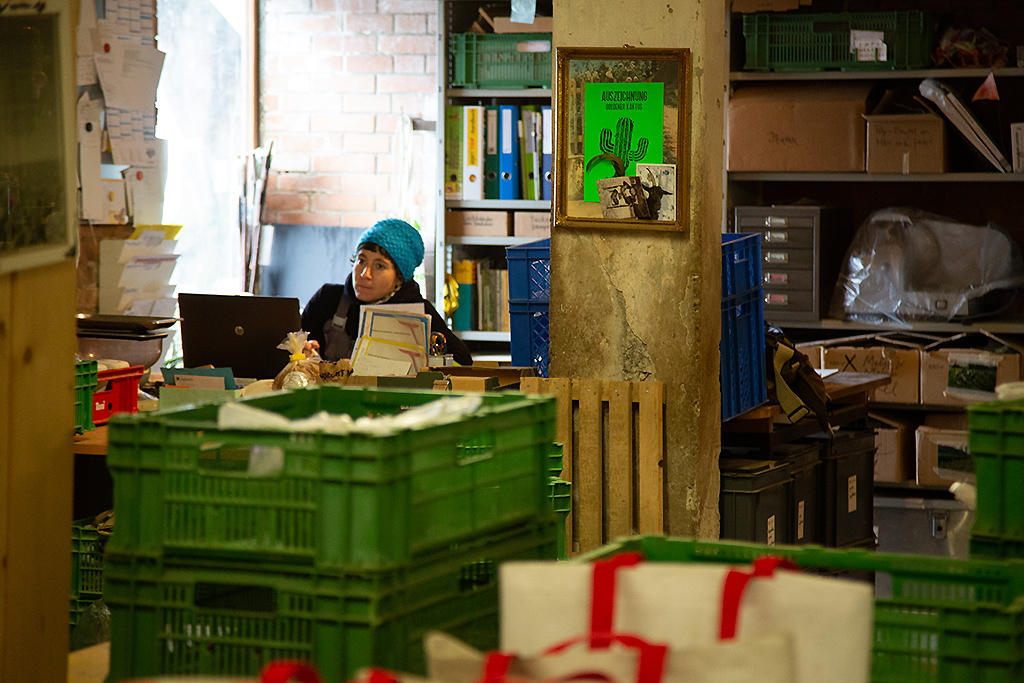 Femme assise à un bureau.