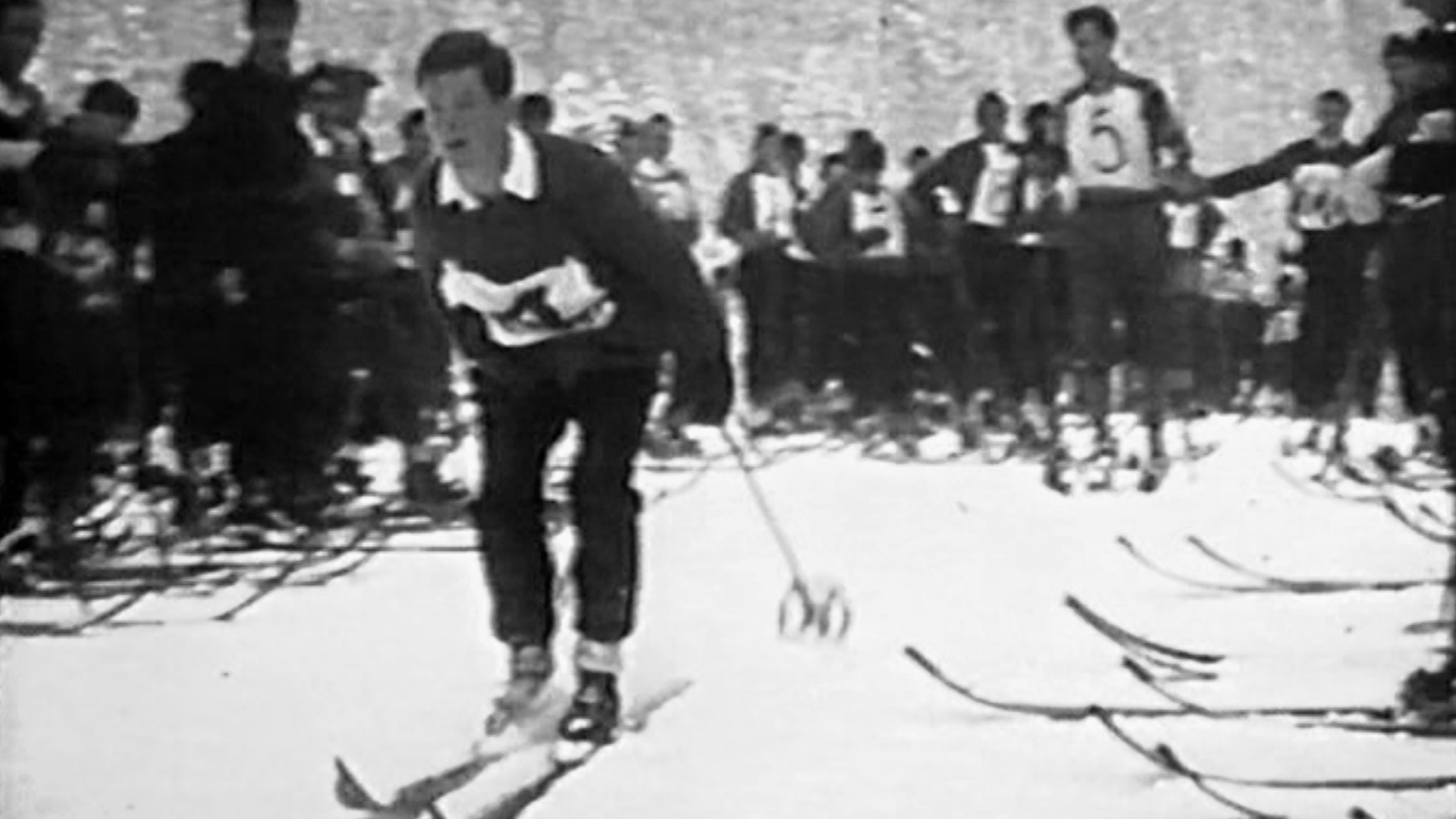 صورة بالألبيض والأسود لمسابقة في التزلج على الجليد في ثلاثينيات القرن العشرين