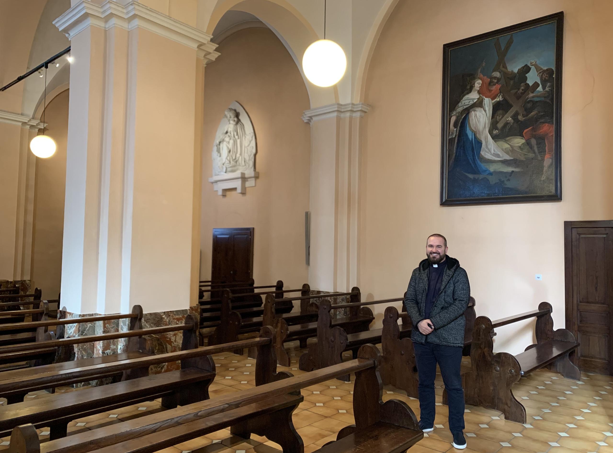 Дон Алессио, католический священник родом из Санкт-Петербурга Алексей Яндушев-Румянцев, в церкви в Вакалло
