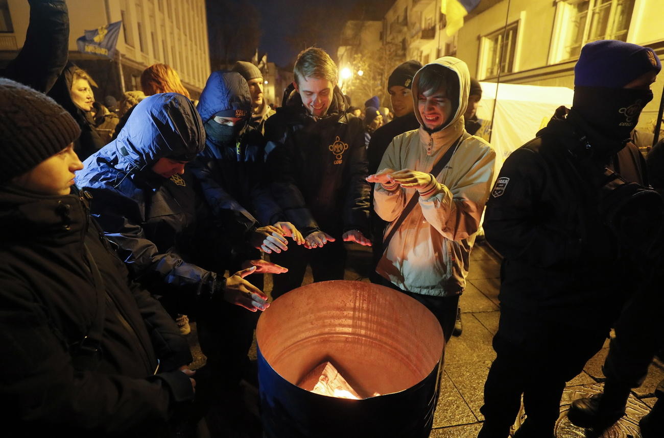Junge Menschen um ein Feuer