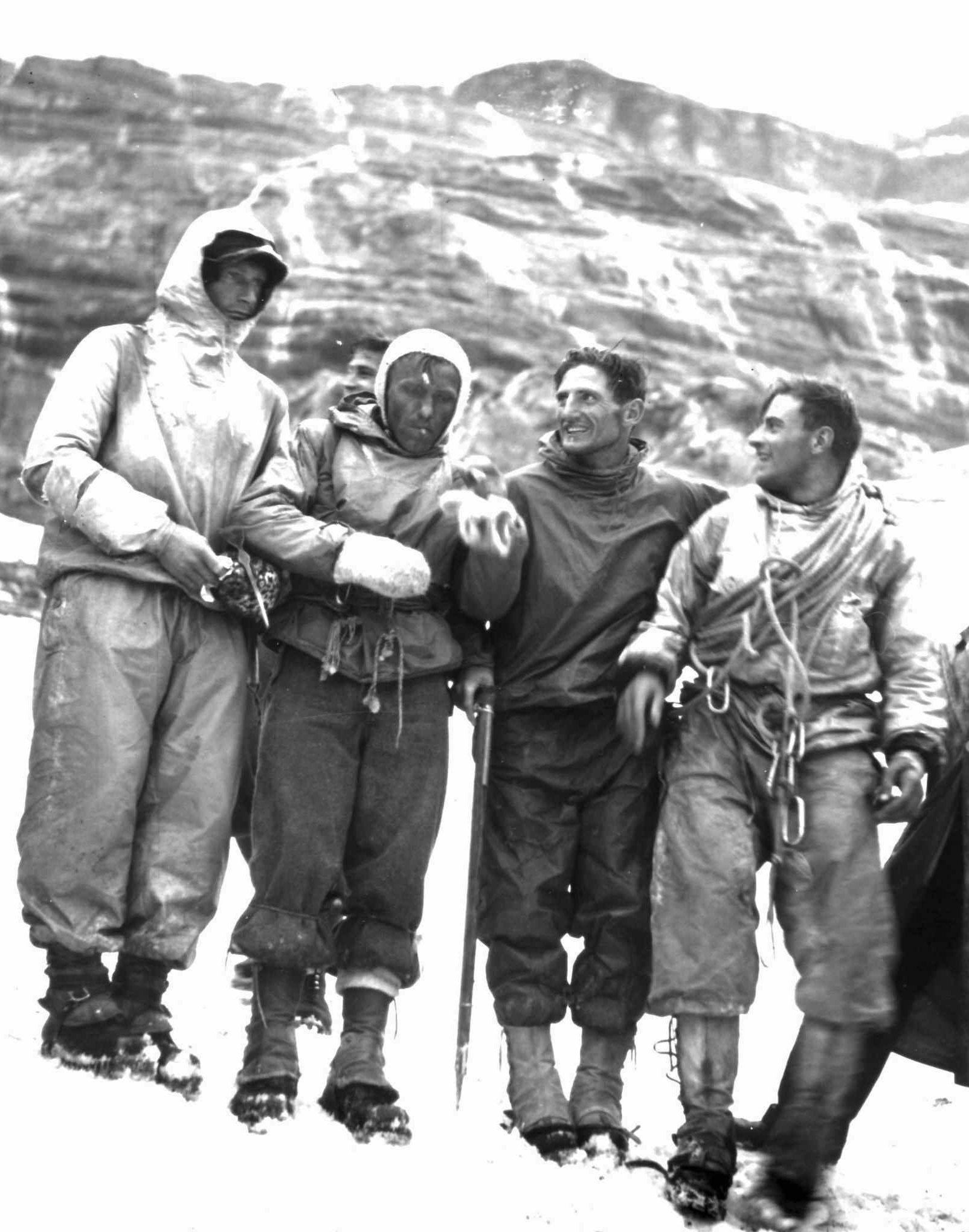 Grupo de cuatro alpinistas posan para una foto.