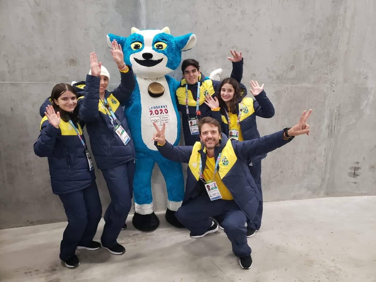 Equipe brasileira posa junto com mascote dos Jogos