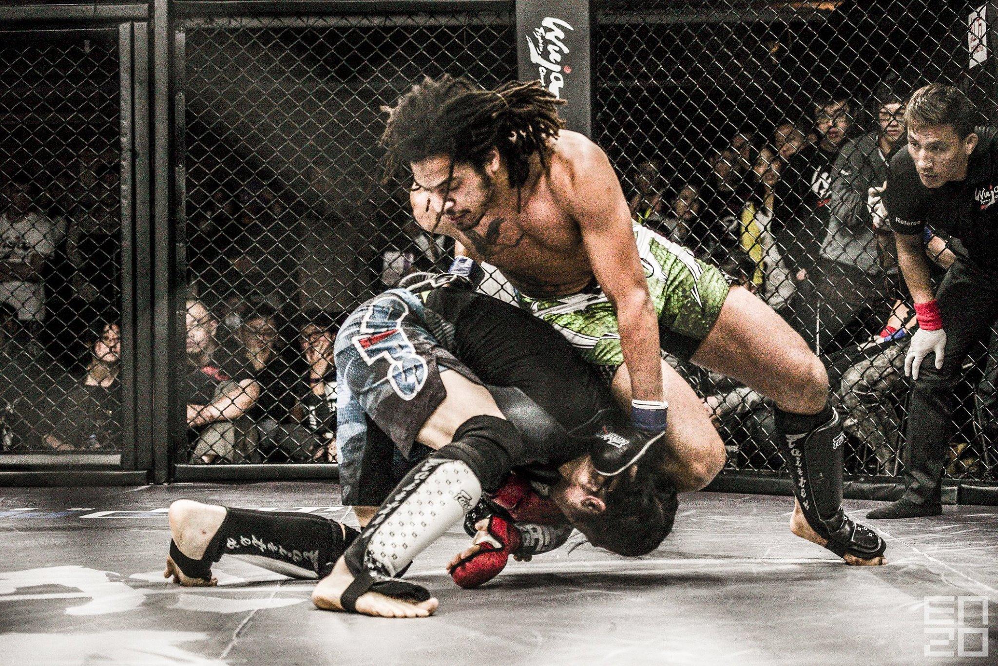 Emmanuel Mbondo in einem MMA-Kampf im Käfig
