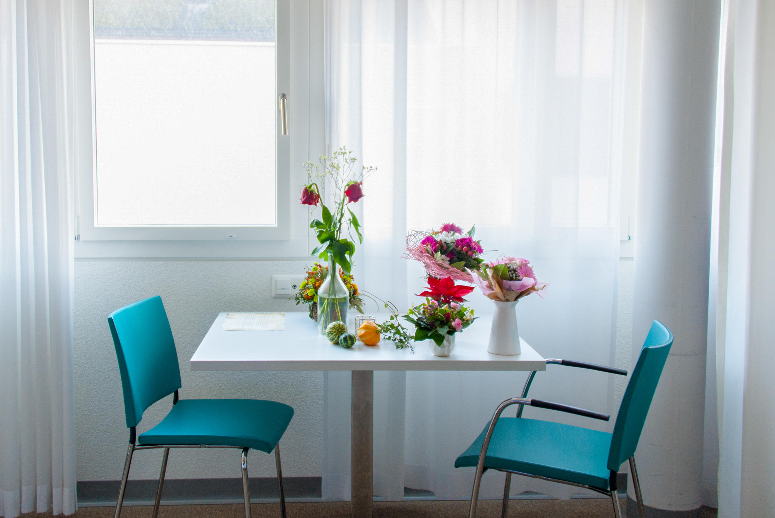 Mesa con dos sillas en la habitación de un hospital