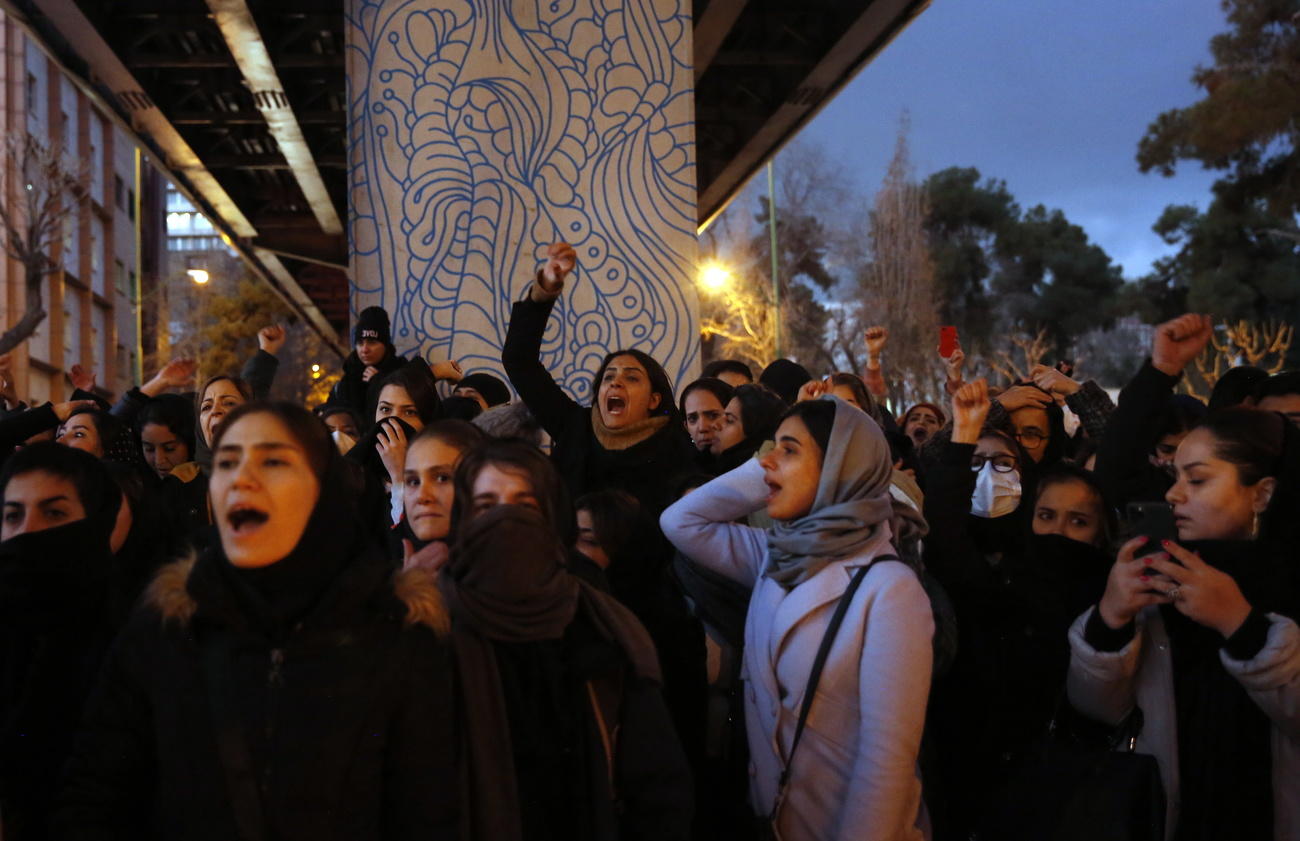 Giovani che protestano a Teheran contro il regime.