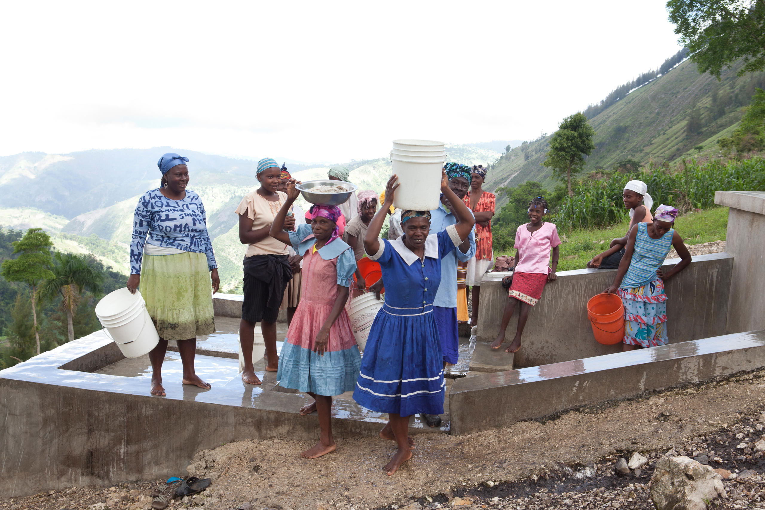 Mujeres con recipientes de agua