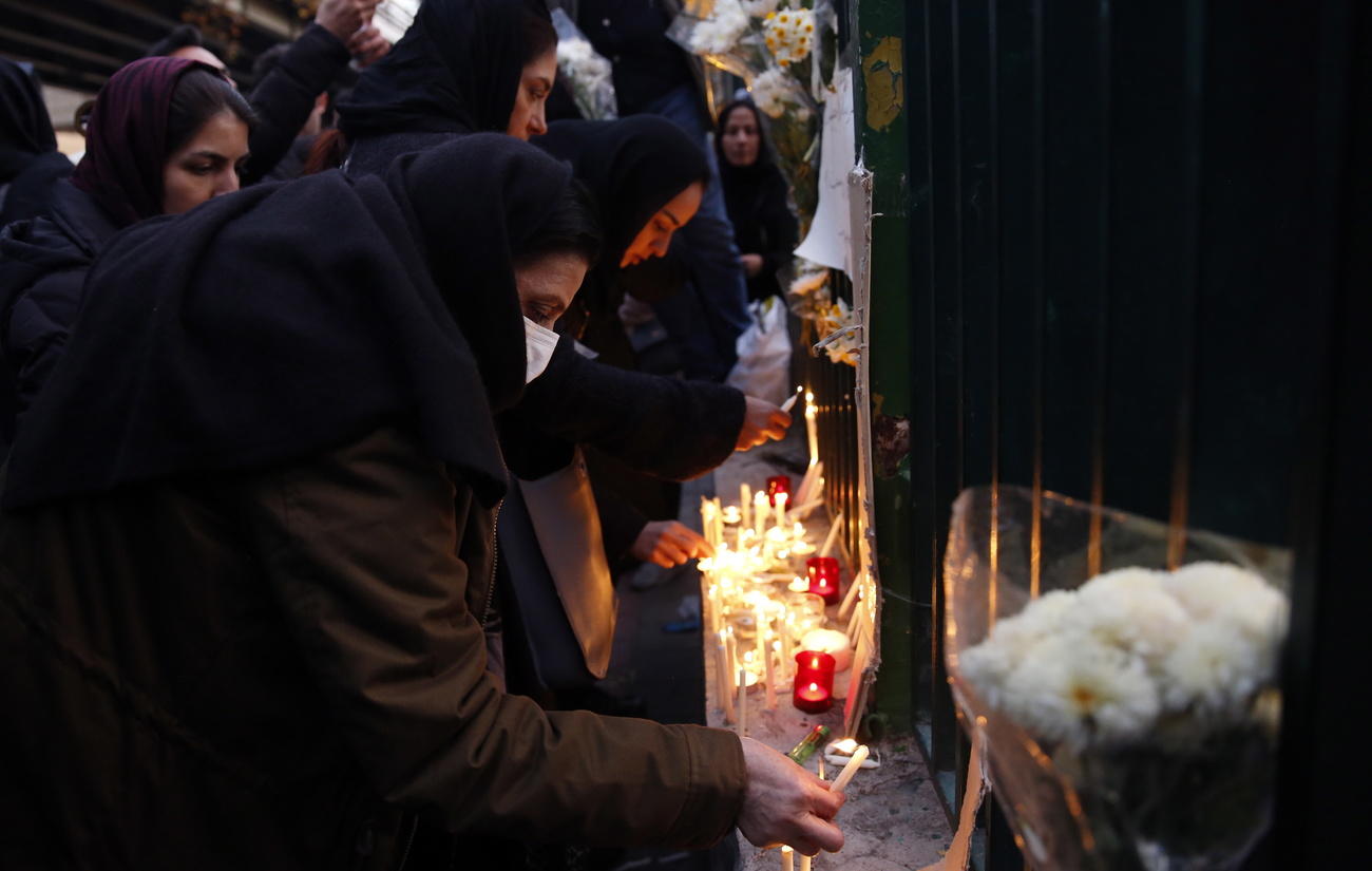 Candele in memoria delle vittime messe davanti all Università di Teheran durante le proteste di sabato.
