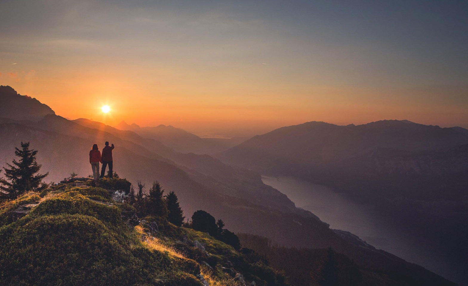 Tramonto in montagna con a valle un lago