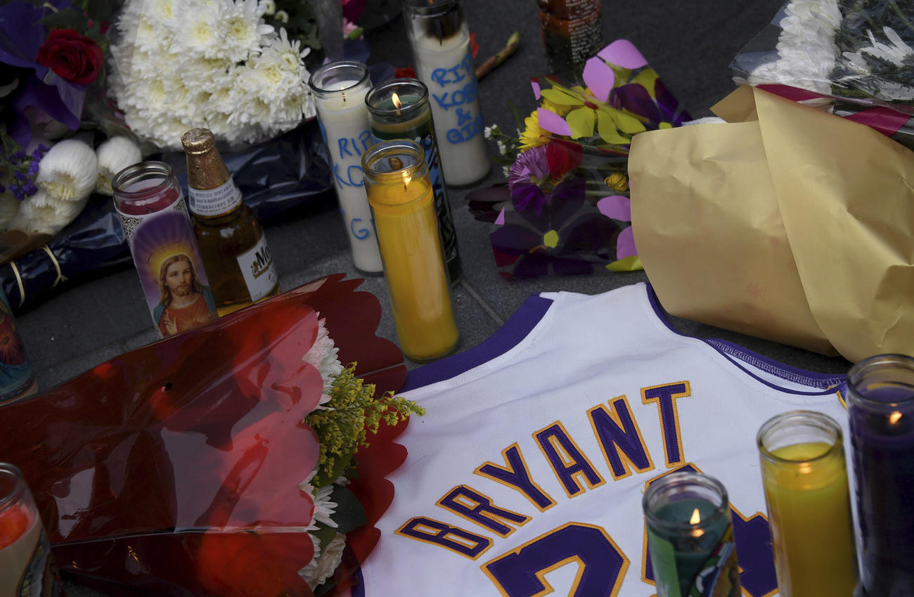 candele e maglia di Kobe Bryant deposte per terra