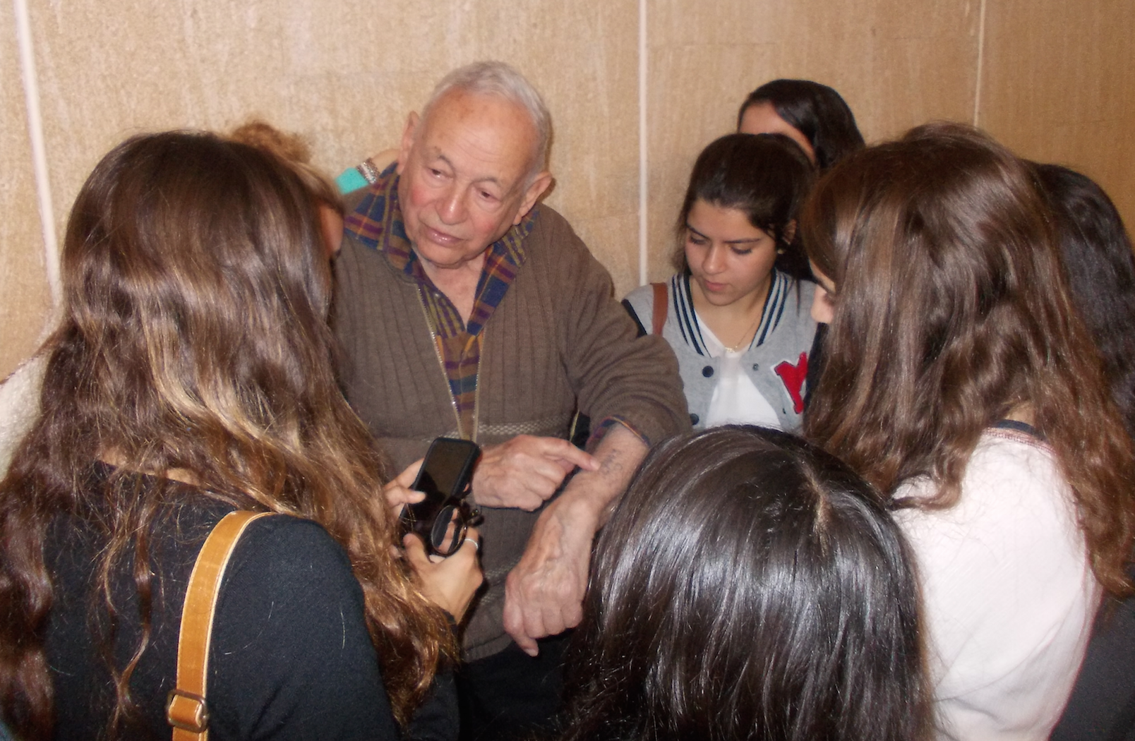 Thomas Geve shows students his concentration camp tattoo