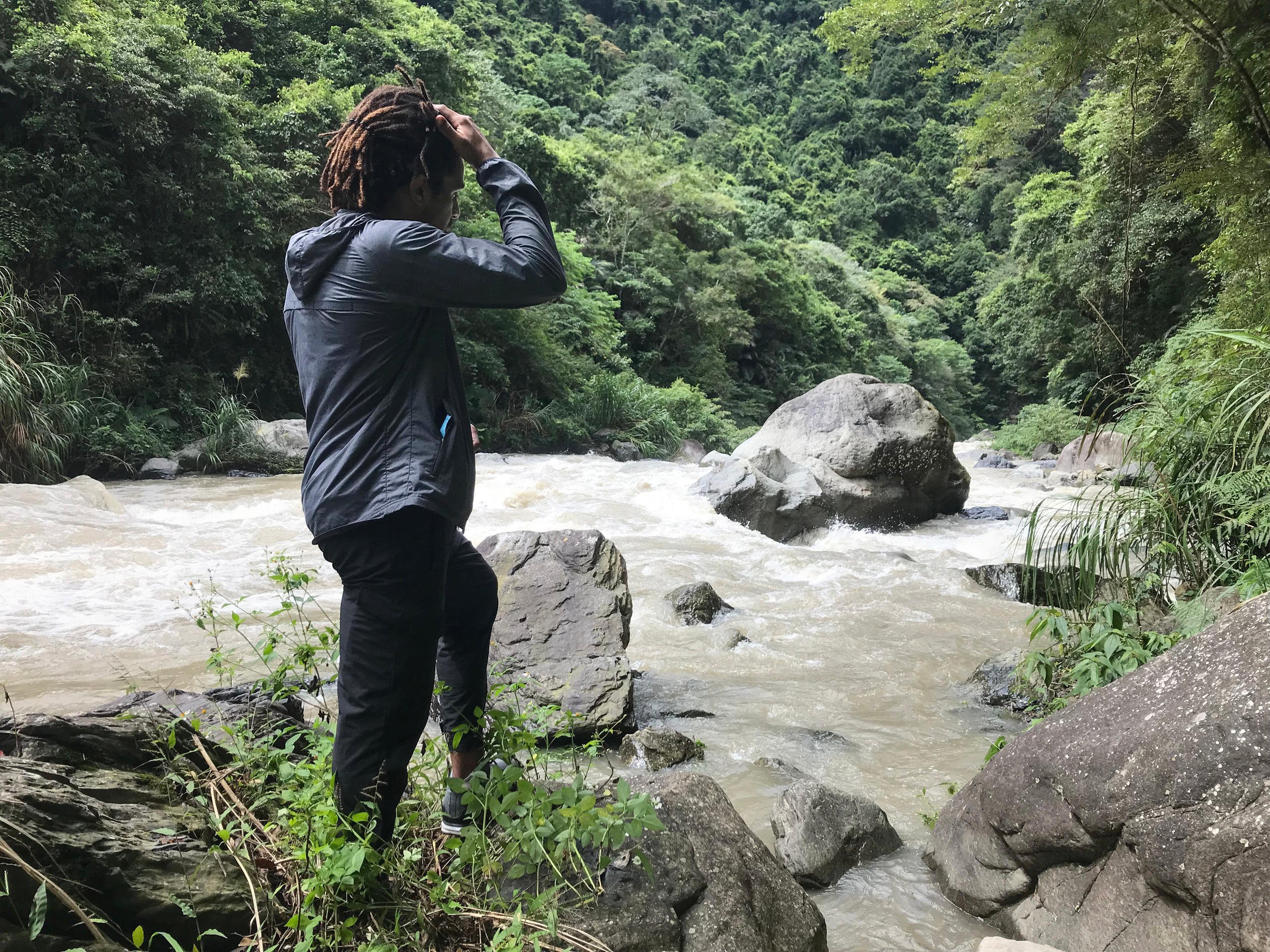 Emmanuel Mbondo a bordo di un fiume