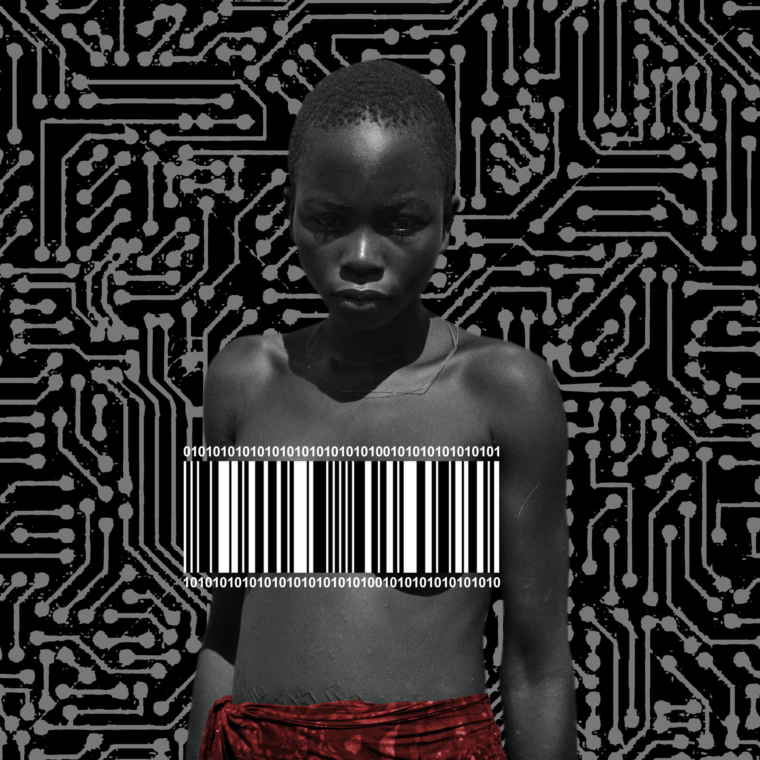 Portrait de femme africaine avec les seins cachés par un code-barre.