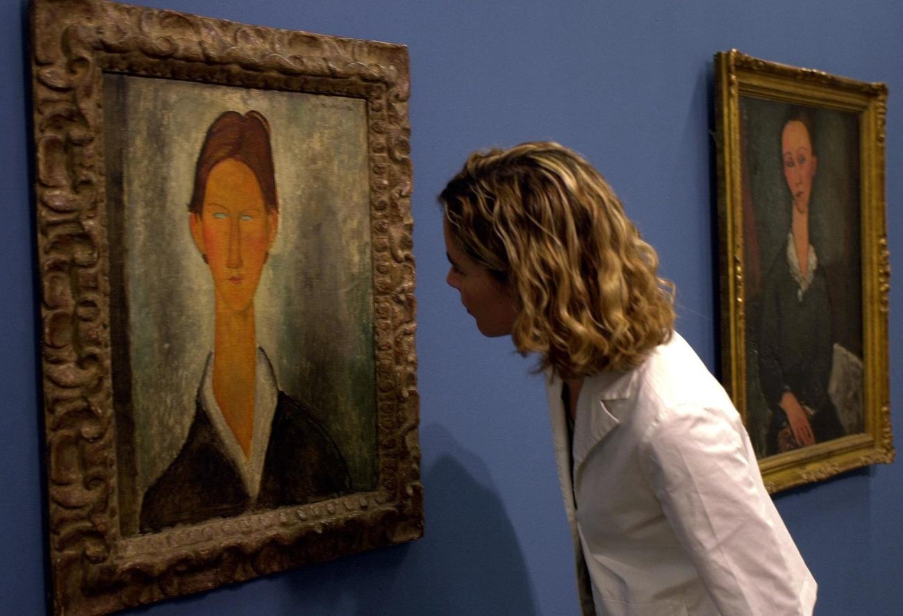 Visitatrice osserva quadro di modigliani