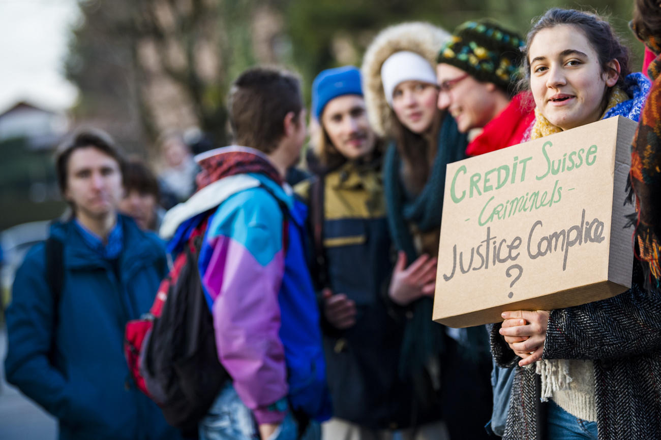 giovani manifestanti con un cartello