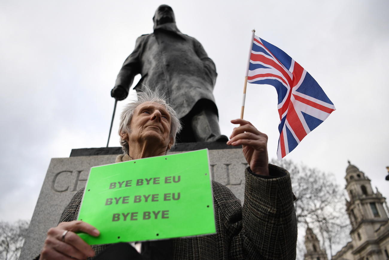Un homme tient une pancarte: Bye Bye EU
