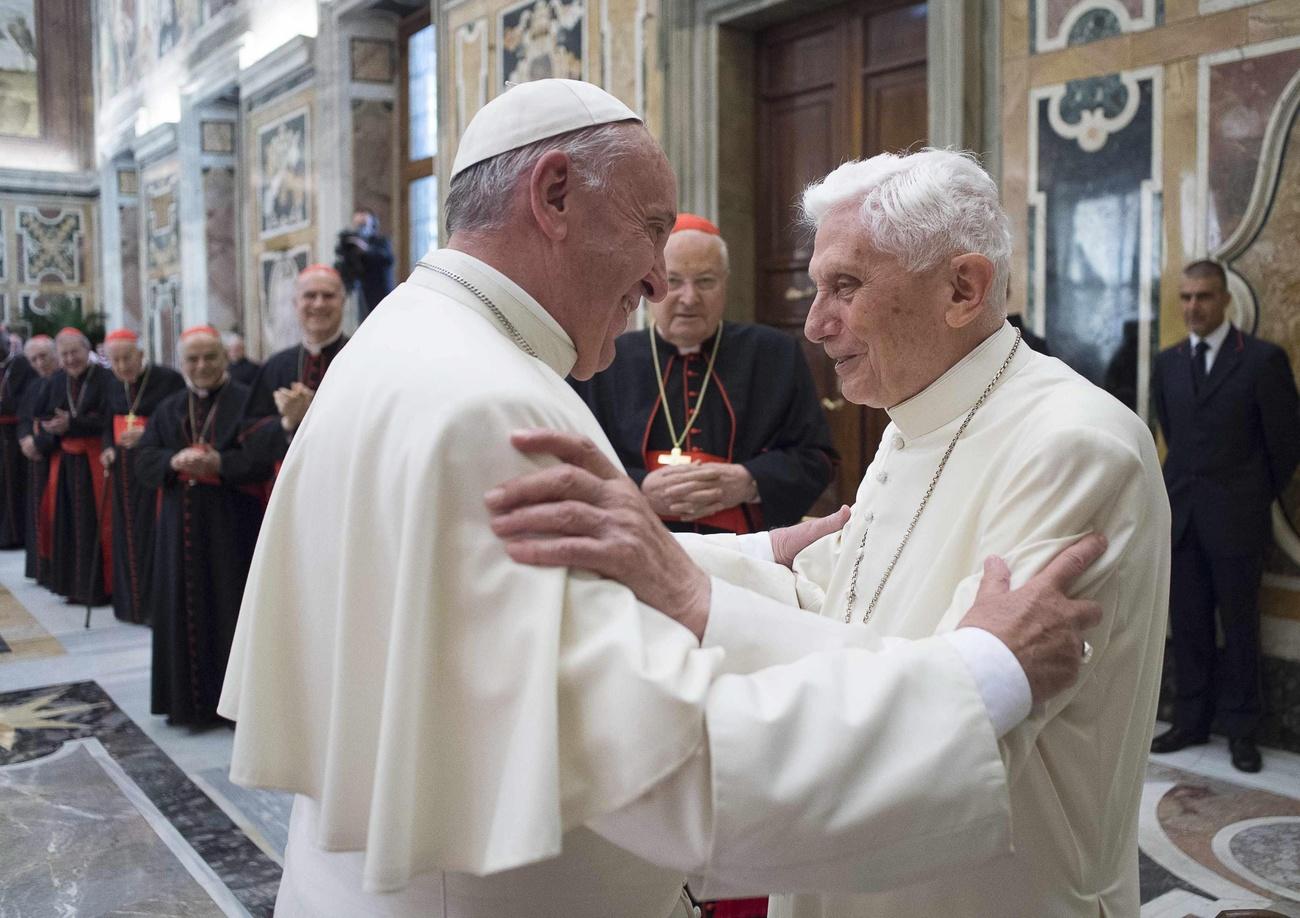 Il papa emerito Joseph Ratzinger e il suo successore papa Jorge Mario Bergoglio.