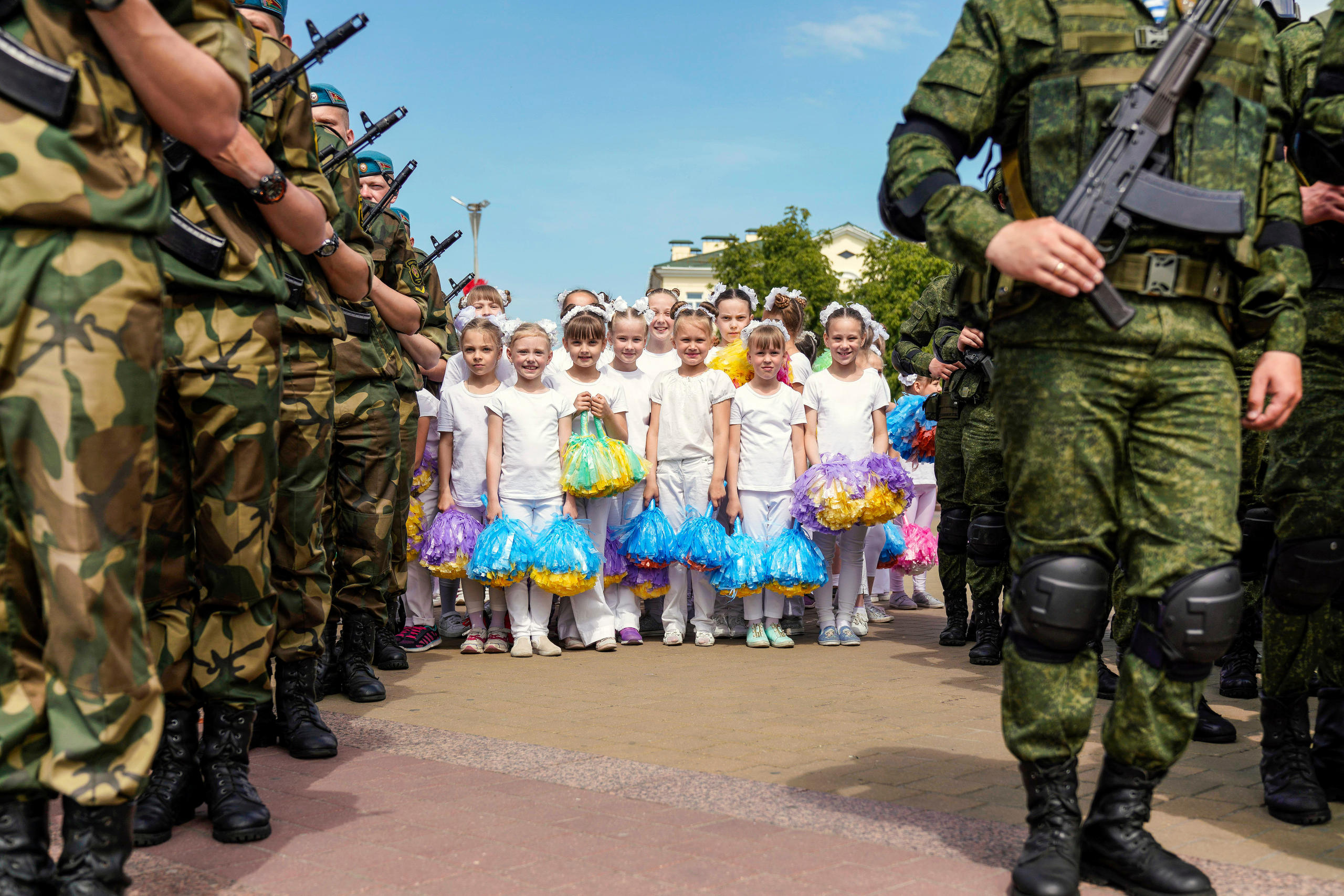 soldat et jeunes filles