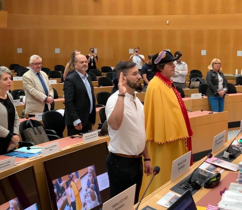 Homem prestando juramento em Parlamento