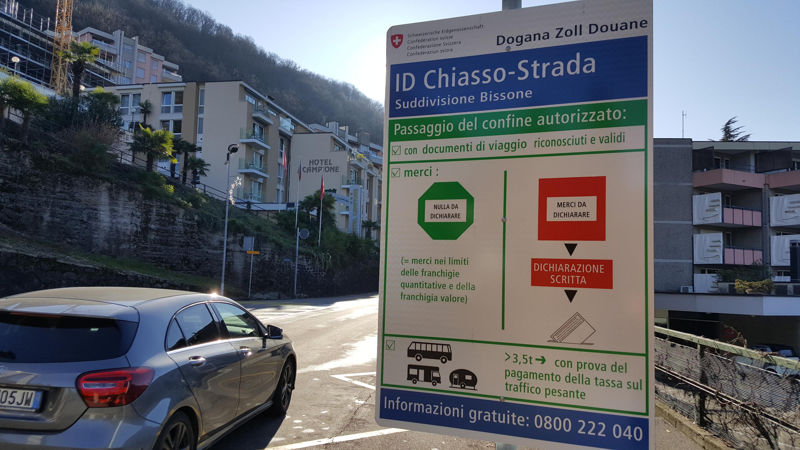 Zollschilder, die bei Ein- und Ausreise das Vorgehen erklären, wenn Waren zu deklarieren sind