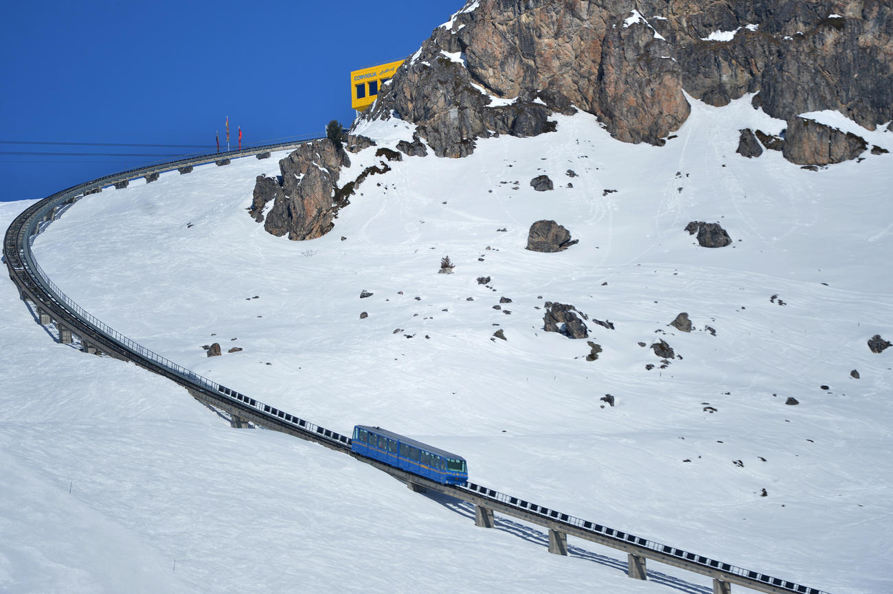 Il trenino che sale verso il Corviglia.