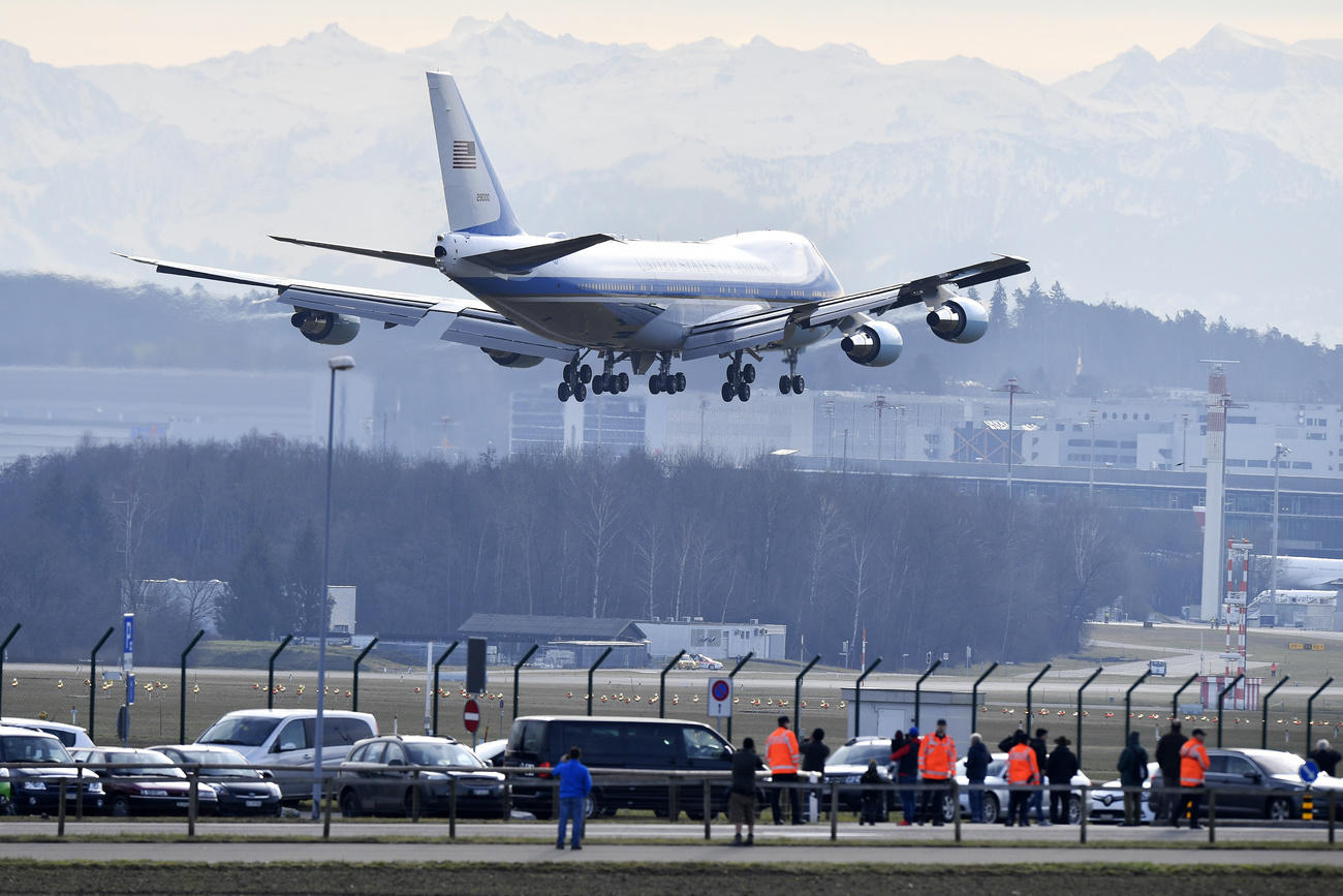 Air Force One aterrizando en el aeropuerto de Zúrich