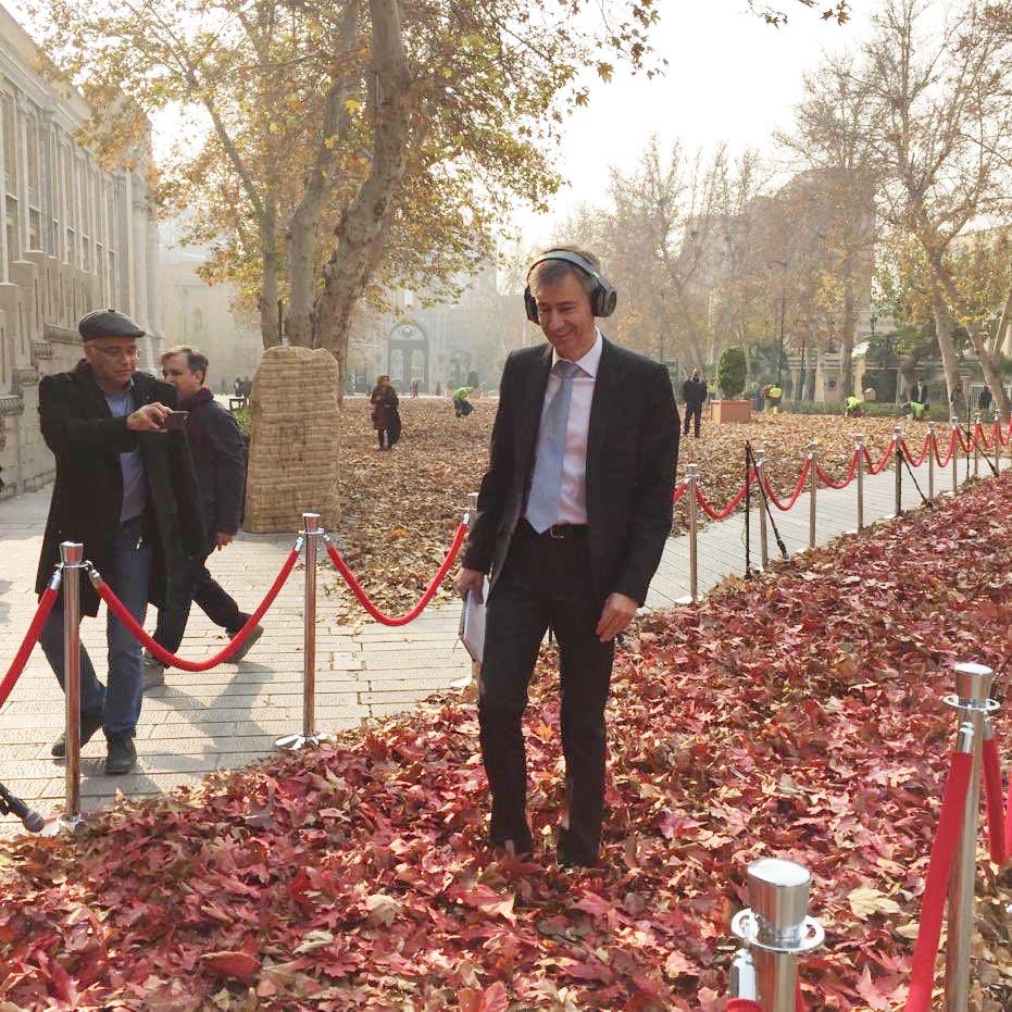 Markus Leitner, con audífonos, camina sobre la hojarasca.