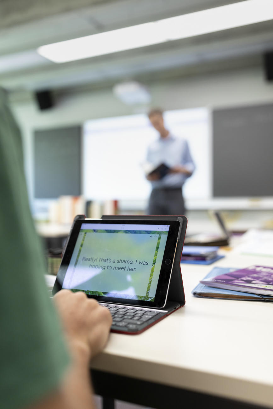 Un jeune avec une tablette